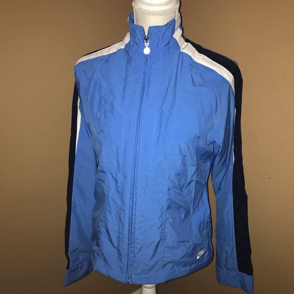Women’s medium Nike jacket - Picture 2 of 3